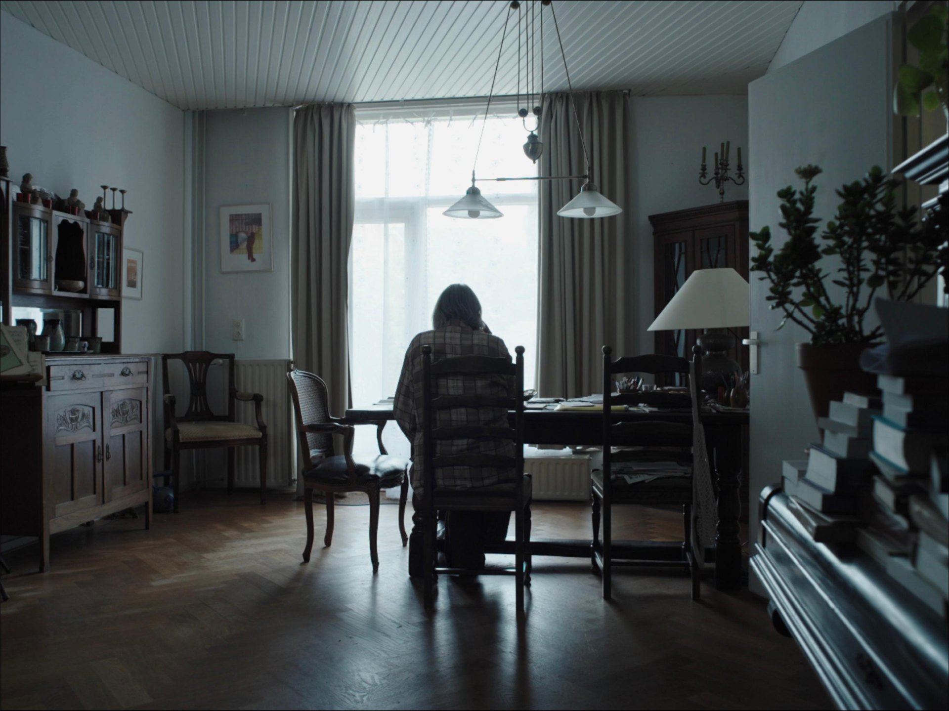 Frieda Pittoors aan de eettafel in haar huiskamer — still uit Zorg